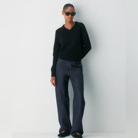 ARITZIA Essential V Neck Shrunken Cashmere Pullover Sweater - Picture 2 of 10